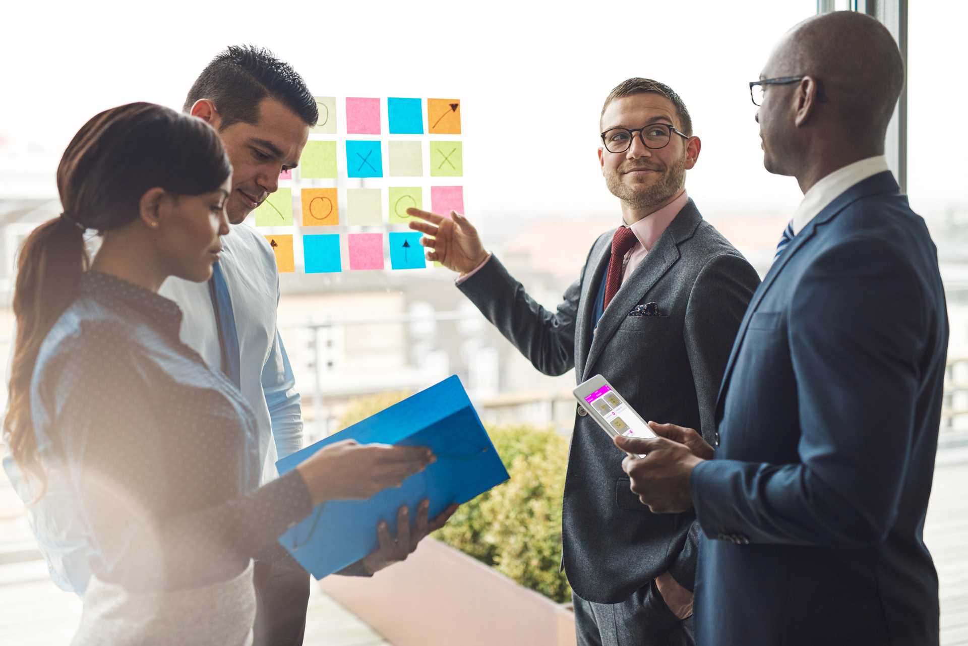 Ein glückliches Team nutzt Shotdok während des Scrum Meetings